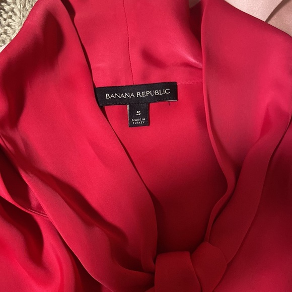 Selling a bundle of (4) banana republic blouses in excellent condition! - Picture 6 of 10